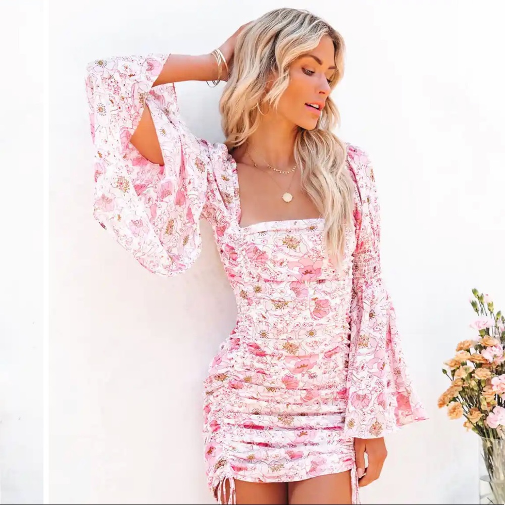 NWT VICI PRECIOUS POPPIES RUCHED BELL SLEEVE MINI DRESS - PINK